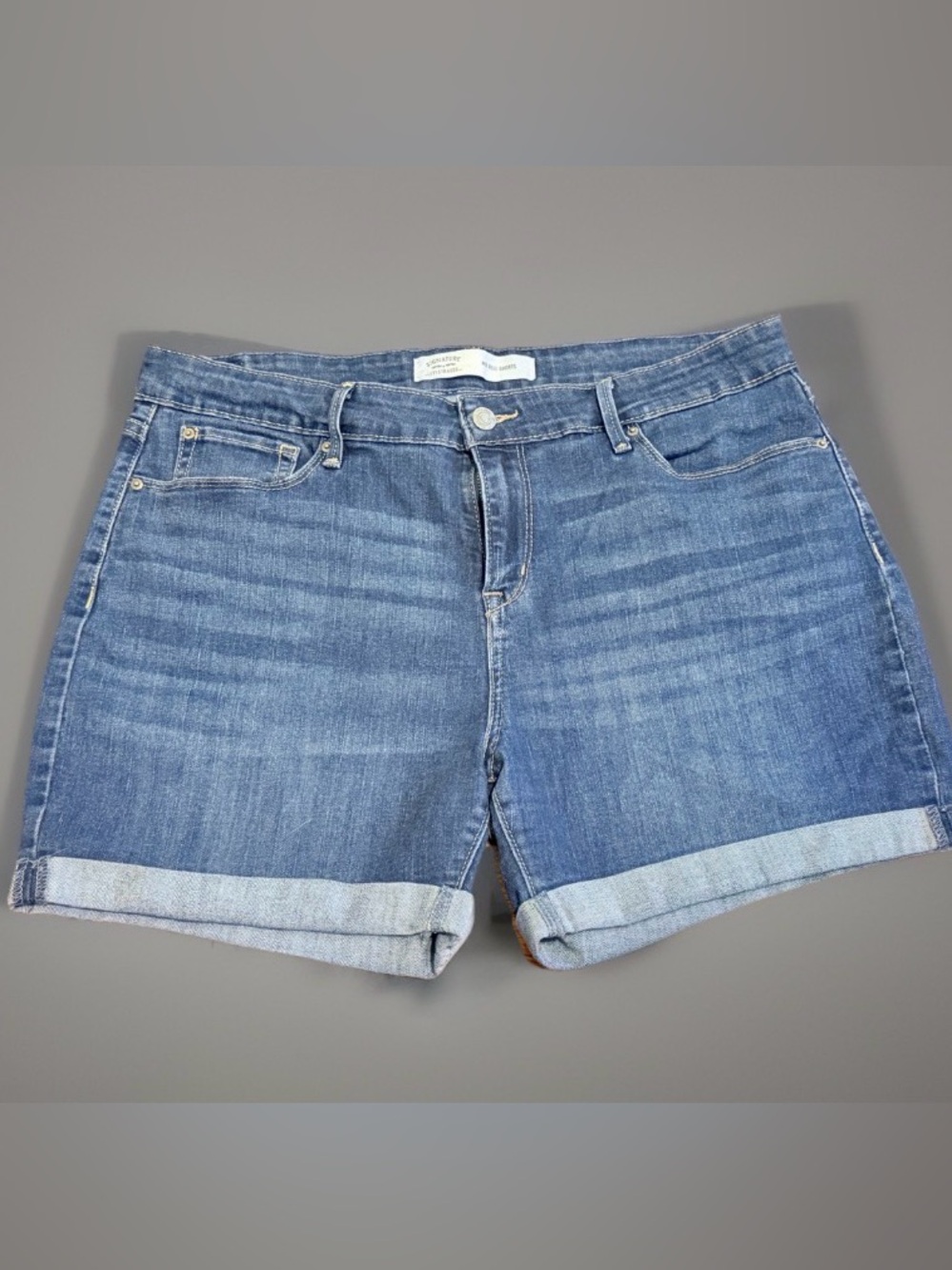 Levi Strauss Signature Mid Rise Denim Shorts Women’s size 14 W32
